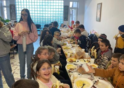 pranz comunitar onesti 16 .11.2024 FB metropolitan logo pranz asociatia copii pentru viitor comunitate voluntari volubntariat doneaza 7