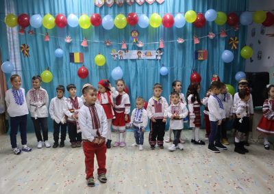 Pranz comunitar Puieni Giurgiu 28 noiembrie 2024 acpvb asociatia copii pentru viitor voluntari metropolitan life gustare gradinita sala de lectura clasa mobilier materiale didactice donatie csr ong voluntar voluntari comunitate