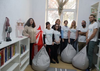 Pranz comunitar Puieni Giurgiu 28 noiembrie 2024 acpvb asociatia copii pentru viitor voluntari metropolitan life gustare gradinita sala de lectura clasa mobilier materiale didactice donatie csr ong voluntar voluntari comunitate