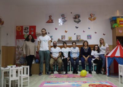 Pranz comunitar Puieni Giurgiu 28 noiembrie 2024 acpvb asociatia copii pentru viitor voluntari metropolitan life gustare gradinita sala de lectura clasa mobilier materiale didactice donatie csr ong voluntar voluntari comunitate