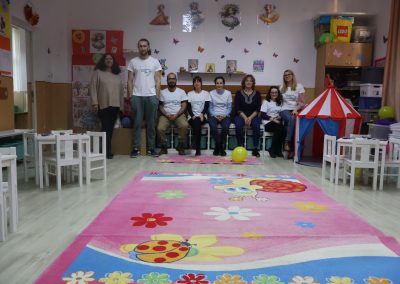 Pranz comunitar Puieni Giurgiu 28 noiembrie 2024 acpvb asociatia copii pentru viitor voluntari metropolitan life gustare gradinita sala de lectura clasa mobilier materiale didactice donatie csr ong voluntar voluntari comunitate