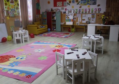 Pranz comunitar Puieni Giurgiu 28 noiembrie 2024 acpvb asociatia copii pentru viitor voluntari metropolitan life gustare gradinita sala de lectura clasa mobilier materiale didactice donatie csr ong voluntar voluntari comunitate