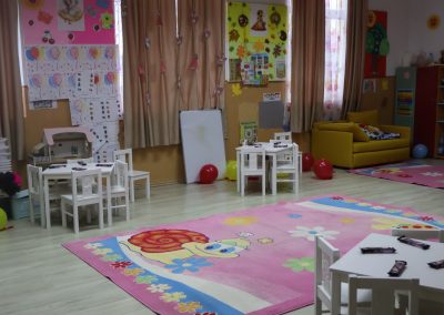 Pranz comunitar Puieni Giurgiu 28 noiembrie 2024 acpvb asociatia copii pentru viitor voluntari metropolitan life gustare gradinita sala de lectura clasa mobilier materiale didactice donatie csr ong voluntar voluntari comunitate