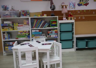 Pranz comunitar Puieni Giurgiu 28 noiembrie 2024 acpvb asociatia copii pentru viitor voluntari metropolitan life gustare gradinita sala de lectura clasa mobilier materiale didactice donatie csr ong voluntar voluntari comunitate