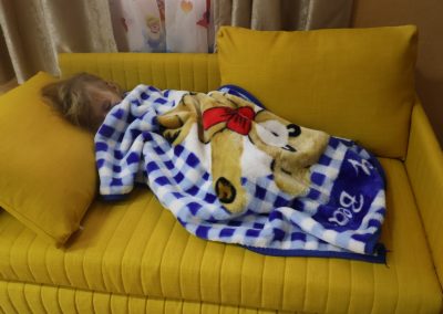 Pranz comunitar Puieni Giurgiu 28 noiembrie 2024 acpvb asociatia copii pentru viitor voluntari metropolitan life gustare gradinita sala de lectura clasa mobilier materiale didactice donatie csr ong voluntar voluntari comunitate