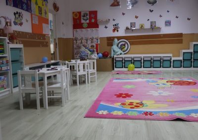 Pranz comunitar Puieni Giurgiu 28 noiembrie 2024 acpvb asociatia copii pentru viitor voluntari metropolitan life gustare gradinita sala de lectura clasa mobilier materiale didactice donatie csr ong voluntar voluntari comunitate