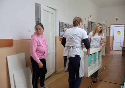 Pranz comunitar Puieni Giurgiu 28 noiembrie 2024 acpvb asociatia copii pentru viitor voluntari metropolitan life gustare gradinita sala de lectura clasa mobilier materiale didactice donatie csr ong voluntar voluntari comunitate