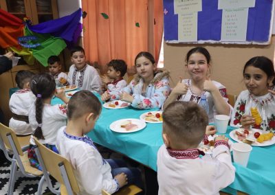 Pranz comunitar Puieni Giurgiu 28 noiembrie 2024 acpvb asociatia copii pentru viitor voluntari metropolitan life gustare gradinita sala de lectura clasa mobilier materiale didactice donatie csr ong voluntar voluntari comunitate