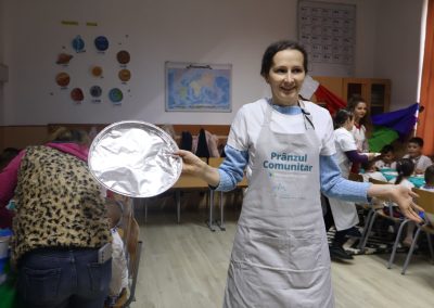 Pranz comunitar Puieni Giurgiu 28 noiembrie 2024 acpvb asociatia copii pentru viitor voluntari metropolitan life gustare gradinita sala de lectura clasa mobilier materiale didactice donatie csr ong voluntar voluntari comunitate