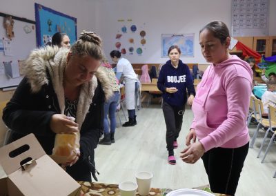 Pranz comunitar Puieni Giurgiu 28 noiembrie 2024 acpvb asociatia copii pentru viitor voluntari metropolitan life gustare gradinita sala de lectura clasa mobilier materiale didactice donatie csr ong voluntar voluntari comunitate