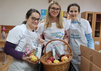 Pranz comunitar Puieni Giurgiu 28 noiembrie 2024 acpvb asociatia copii pentru viitor voluntari metropolitan life gustare gradinita sala de lectura clasa mobilier materiale didactice donatie csr ong voluntar voluntari comunitate