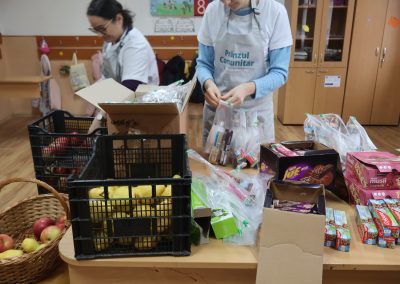 Pranz comunitar Puieni Giurgiu 28 noiembrie 2024 acpvb asociatia copii pentru viitor voluntari metropolitan life gustare gradinita sala de lectura clasa mobilier materiale didactice donatie csr ong voluntar voluntari comunitate