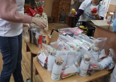 Pranz comunitar Puieni Giurgiu 28 noiembrie 2024 acpvb asociatia copii pentru viitor voluntari metropolitan life gustare gradinita sala de lectura clasa mobilier materiale didactice donatie csr ong voluntar voluntari comunitate