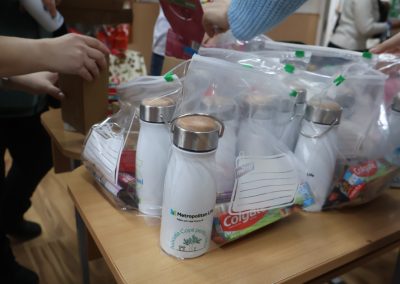 Pranz comunitar Puieni Giurgiu 28 noiembrie 2024 acpvb asociatia copii pentru viitor voluntari metropolitan life gustare gradinita sala de lectura clasa mobilier materiale didactice donatie csr ong voluntar voluntari comunitate