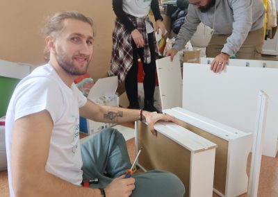 Pranz comunitar Puieni Giurgiu 28 noiembrie 2024 acpvb asociatia copii pentru viitor voluntari metropolitan life gustare gradinita sala de lectura clasa mobilier materiale didactice donatie csr ong voluntar voluntari comunitate