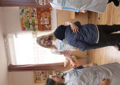 Pranz comunitar Puieni Giurgiu 28 noiembrie 2024 acpvb asociatia copii pentru viitor voluntari metropolitan life gustare gradinita sala de lectura clasa mobilier materiale didactice donatie csr ong voluntar voluntari comunitate