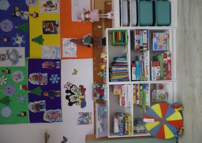 Pranz comunitar Puieni Giurgiu 28 noiembrie 2024 acpvb asociatia copii pentru viitor voluntari metropolitan life gustare gradinita sala de lectura clasa mobilier materiale didactice donatie csr ong voluntar voluntari comunitate