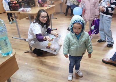 Pranz comunitar Puieni Giurgiu 28 noiembrie 2024 acpvb asociatia copii pentru viitor voluntari metropolitan life gustare gradinita sala de lectura clasa mobilier materiale didactice donatie csr ong voluntar voluntari comunitate