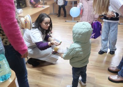 Pranz comunitar Puieni Giurgiu 28 noiembrie 2024 acpvb asociatia copii pentru viitor voluntari metropolitan life gustare gradinita sala de lectura clasa mobilier materiale didactice donatie csr ong voluntar voluntari comunitate