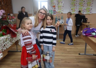 Pranz comunitar Puieni Giurgiu 28 noiembrie 2024 acpvb asociatia copii pentru viitor voluntari metropolitan life gustare gradinita sala de lectura clasa mobilier materiale didactice donatie csr ong voluntar voluntari comunitate