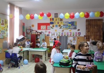 Pranz comunitar Puieni Giurgiu 28 noiembrie 2024 acpvb asociatia copii pentru viitor voluntari metropolitan life gustare gradinita sala de lectura clasa mobilier materiale didactice donatie csr ong voluntar voluntari comunitate