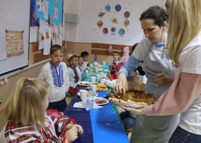 Pranz comunitar Puieni Giurgiu 28 noiembrie 2024 acpvb asociatia copii pentru viitor voluntari metropolitan life gustare gradinita sala de lectura clasa mobilier materiale didactice donatie csr ong voluntar voluntari comunitate