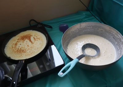 Pranz comunitar Puieni Giurgiu 28 noiembrie 2024 acpvb asociatia copii pentru viitor voluntari metropolitan life gustare gradinita sala de lectura clasa mobilier materiale didactice donatie csr ong voluntar voluntari comunitate