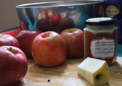 Pranz comunitar Puieni Giurgiu 28 noiembrie 2024 acpvb asociatia copii pentru viitor voluntari metropolitan life gustare gradinita sala de lectura clasa mobilier materiale didactice donatie csr ong voluntar voluntari comunitate