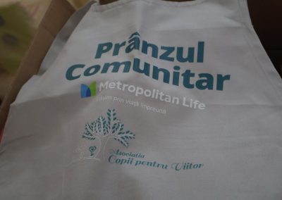 Pranz comunitar Puieni Giurgiu 28 noiembrie 2024 acpvb asociatia copii pentru viitor voluntari metropolitan life gustare gradinita sala de lectura clasa mobilier materiale didactice donatie csr ong voluntar voluntari comunitate