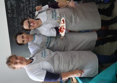 Pranz comunitar Puieni Giurgiu 28 noiembrie 2024 acpvb asociatia copii pentru viitor voluntari metropolitan life gustare gradinita sala de lectura clasa mobilier materiale didactice donatie csr ong voluntar voluntari comunitate