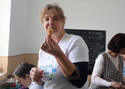 Pranz comunitar Puieni Giurgiu 28 noiembrie 2024 acpvb asociatia copii pentru viitor voluntari metropolitan life gustare gradinita sala de lectura clasa mobilier materiale didactice donatie csr ong voluntar voluntari comunitate