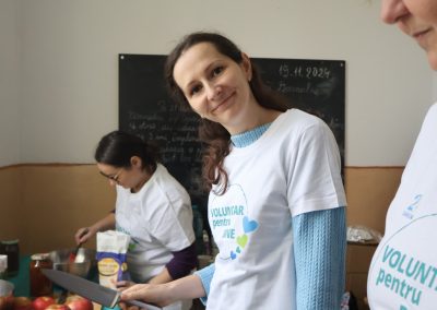 Pranz comunitar Puieni Giurgiu 28 noiembrie 2024 acpvb asociatia copii pentru viitor voluntari metropolitan life gustare gradinita sala de lectura clasa mobilier materiale didactice donatie csr ong voluntar voluntari comunitate