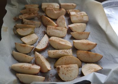 Pranz comunitar Puieni Giurgiu 28 noiembrie 2024 acpvb asociatia copii pentru viitor voluntari metropolitan life gustare gradinita sala de lectura clasa mobilier materiale didactice donatie csr ong voluntar voluntari comunitate